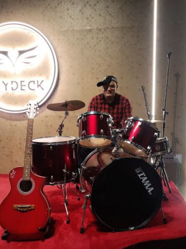 Live Music at Vrihiskydeck
